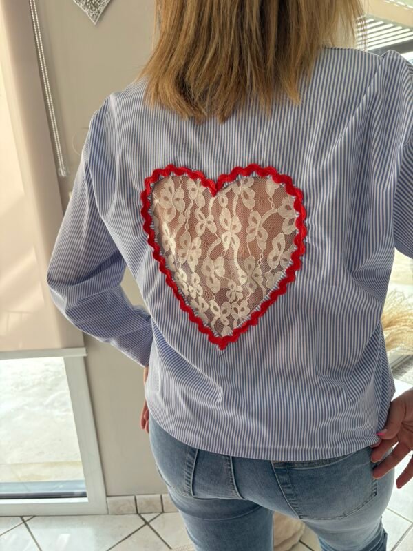 Chemise "NALLA" chemise rayé bleu avec broderie sur le dos en forme de cœur