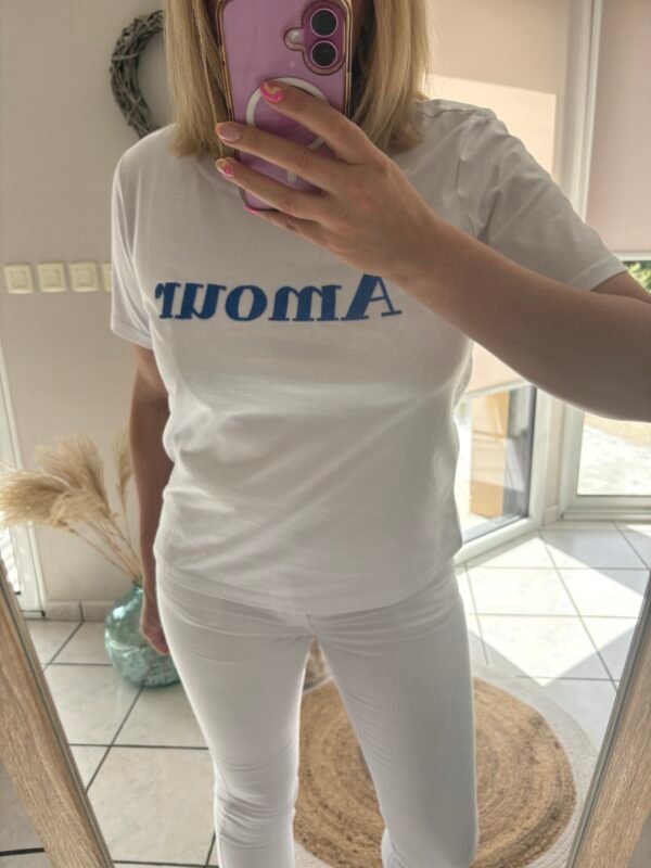 T-shirt "AMOUR" t-shirt blanc avec broderie AMOUR de couleur bleu sur le devant du t-shirt