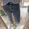 Jean "FANTAISIE" bleu avec fermeture par bouton brodés en forme de fleur.